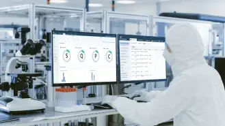 Pharma-worker-on-shiftconnector-screens-5f4f404a-7eb61692@329w